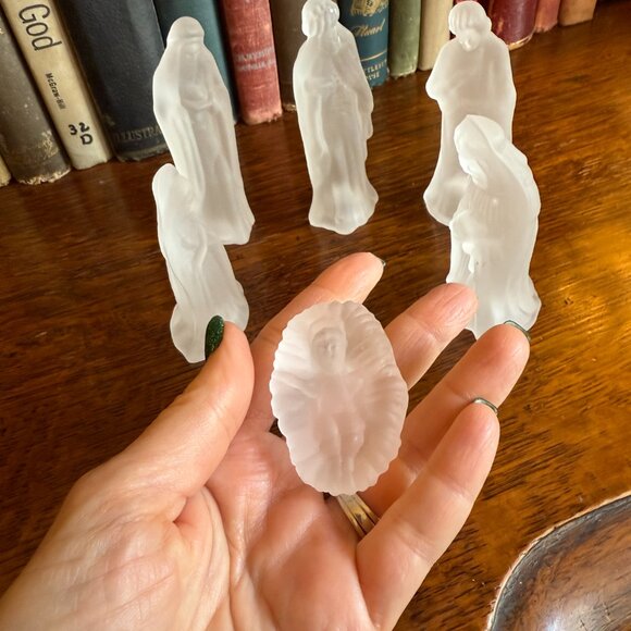 Vintage 6 Pc Satin Glass Miniature Nativity Set - Picture 8 of 9